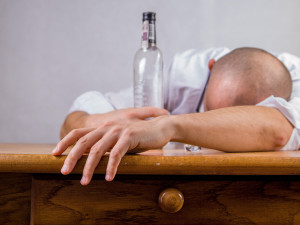 Vyškov má problém s opilci. Mohlo by přibýt míst, kde je alkohol zakázaný