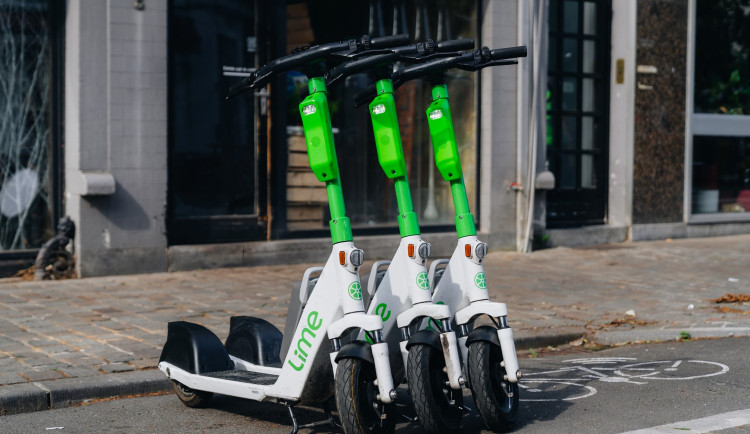 Praha 1 vs. koloběžky. Městská část vyhlásí referendum o jejich zákazu či omezení