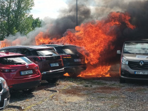 Ve Slatině dnes vzplálo několik aut, zřejmě šlo o závadu na elektroinstalaci