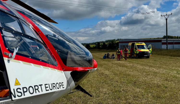 Jezdce zalehl kůň, senior se pořezal o sklo. Pro oba letěl v neděli vrtulník