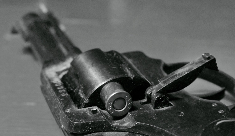 Muž v Brně střelil cizí ženu do hlavy. Je agentkou cizí mocnosti, myslel si