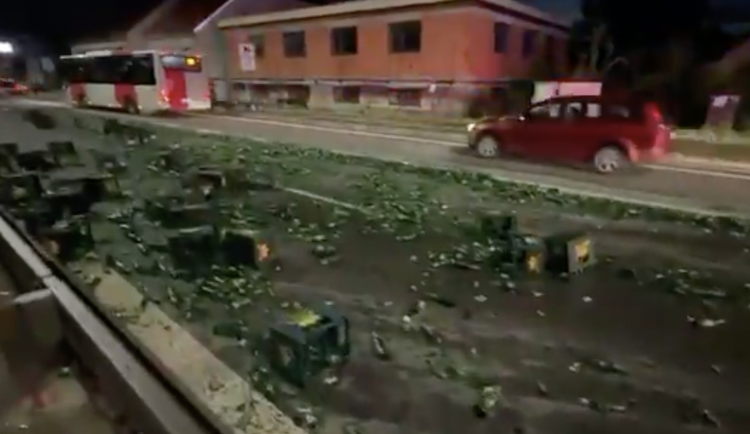 Na Strakonické se z náklaďáku vysypaly lahve s pivem, doprava byla omezena