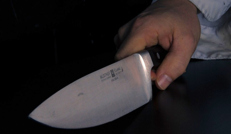 Útočník pobodal mladého muže, přistihl ho při vloupání do jeho auta