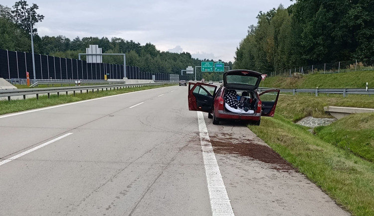 Řidič si ustlal na dálnici a nadýchal 3,5 promile. V autě měl přitom malého syna