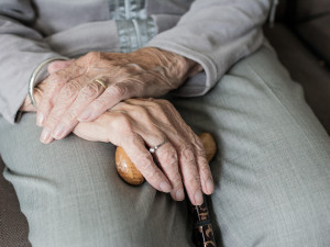 Seniorka v Obřanech upadla v bytě a poranila si kyčel, zachránili ji strážníci