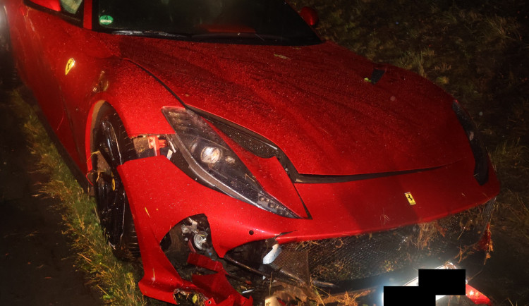 Rudé Ferrari 812 na mokré dálnici po smyku havarovalo. Škoda je pět milionů