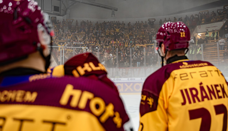 Fanoušci Dukly musí dál čekat na prodej lístků, nájemní smlouvu radní neprojednávali
