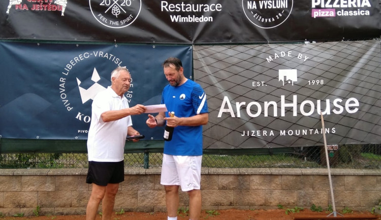 Čtvrtstoletí s tenisovým turnajem. Ken Cup ovládl bývalý brankář Zbyněk Hauzr
