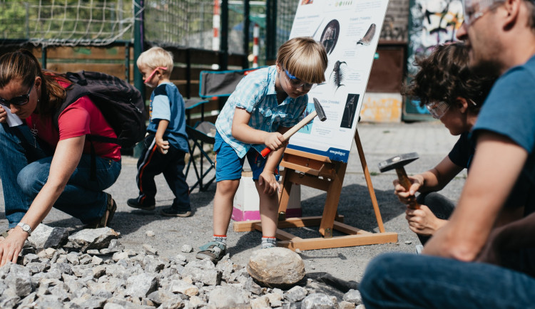 Odlévání zkamenělin i pohlazení stonožky. V Gutovce se koná vědecký festival pro děti