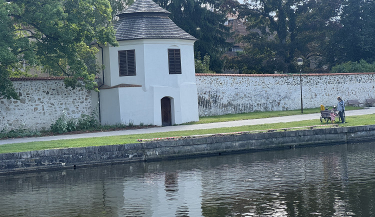 Ze Slepého ramene zmizely lavičky nad vodou. Čeká je oprava