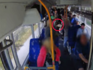 VIDEO: Agresor ohrožoval cestující nožem v autobuse na Brněnsku, přemohli ho