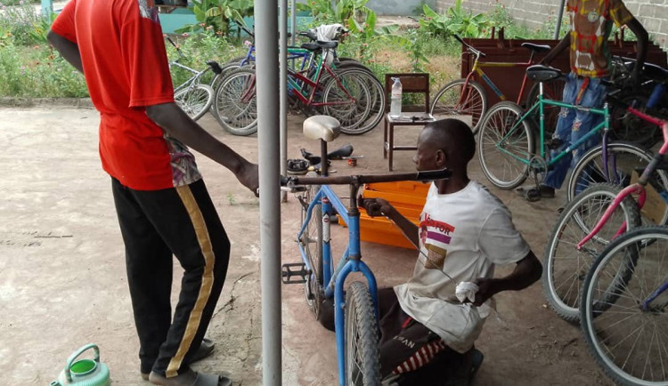 Děti z Gambie dostanou stará kola z Brna, aby jezdily včas do školy