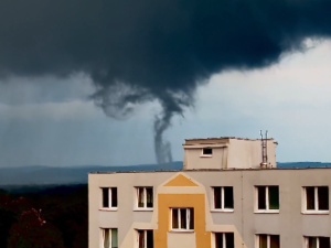 U Hodonína se v sobotu vyskytlo slabší tornádo. Škody zřejmě nenapáchalo