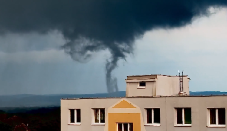 U Hodonína se v sobotu vyskytlo patrně slabší tornádo, škody nenapáchalo