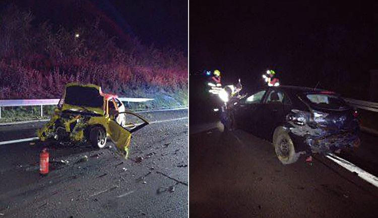 Řidič jednoho z vozů, které se srazily v noci na dálnici, v nemocnici zemřel