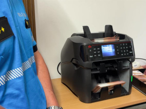 VIDEO: Při kontrole na dálnici u Brna našli celníci balík padělaných eurobankovek