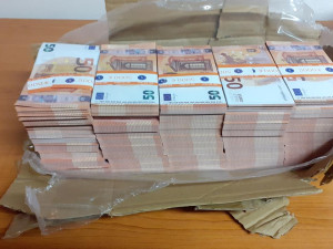 VIDEO: Při kontrole na dálnici u Brna našli celníci balík padělaných eurobankovek