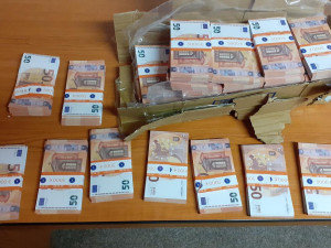 VIDEO: Při kontrole na dálnici u Brna našli celníci balík padělaných eurobankovek