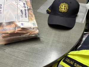 VIDEO: Při kontrole na dálnici u Brna našli celníci balík padělaných eurobankovek