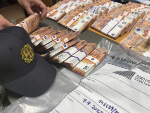 VIDEO: Při kontrole na dálnici u Brna našli celníci balík padělaných eurobankovek