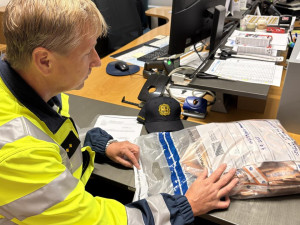 VIDEO: Při kontrole na dálnici u Brna našli celníci balík padělaných eurobankovek