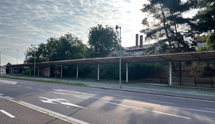 Staré opuštěné autobusové nádraží ve Znojmě bude po desetiletích parkovištěm