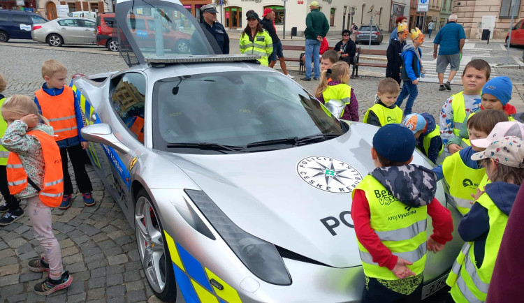 FOTO: Policie se v Jihlavě ukázala malým i velkým. Velký zájem vzbudilo Ferrari