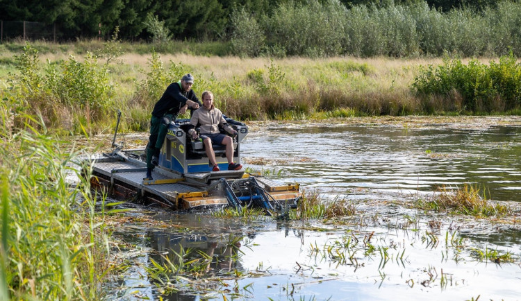 Hrádek chystá nákup obojživelného bagru. Staral by se o mokřady