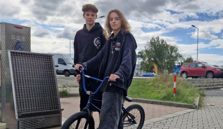 VIDEO: Odvážný mladík pronásledoval zloděje a zachránil kamarádovo kolo