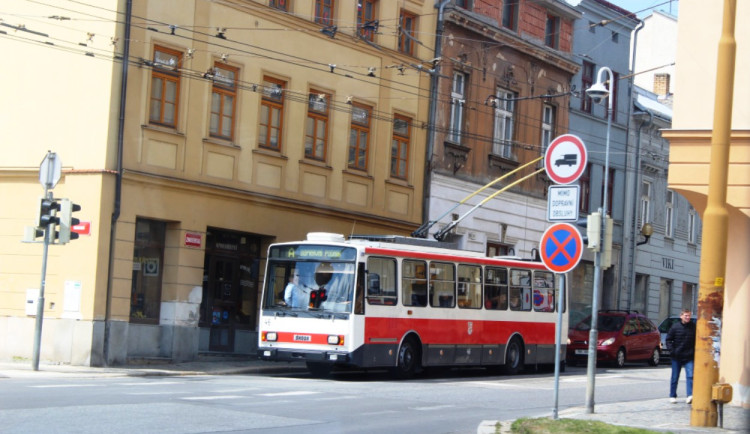 Retro MHD v Jihlavě. Cestující sveze trolejbus z roku 1971 i kloubový autobus