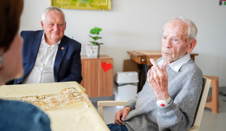 V Liberci žije 12 sto a více letých občanů. Nejnověji se stoletým stal Karel Dubský