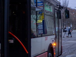 Útok na seniora v trolejbusu v Brně bude mít dohru, padesátníkovi hrozí vězení