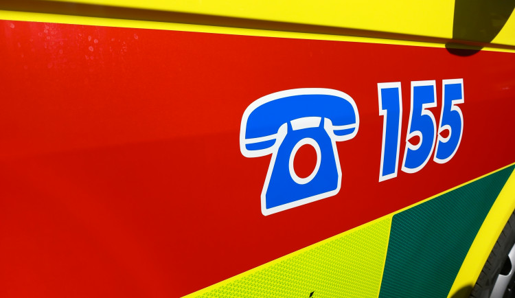 Šestadvacetiletá motorkářka se srazila s autem, musela do nemocnice