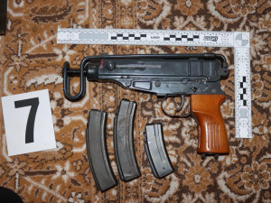 Muž z Břeclavi ukrýval ve skříni samopal i trhavinu. Zbrojní průkaz nevlastní