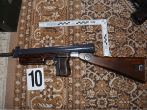 Muž z Břeclavi ukrýval ve skříni samopal i trhavinu. Zbrojní průkaz nevlastní