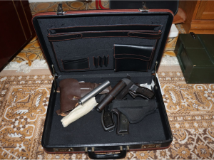 Muž z Břeclavi ukrýval ve skříni samopal i trhavinu. Zbrojní průkaz nevlastní