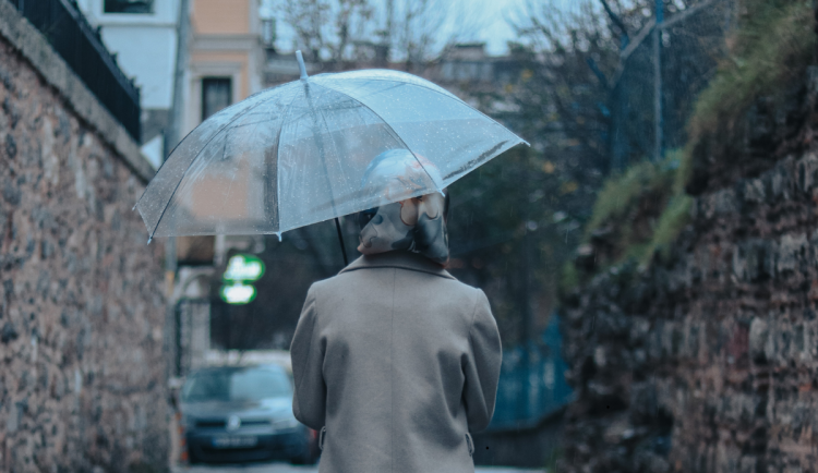 Prahu čeká chladnější a deštivý týden. O víkendu se oteplí