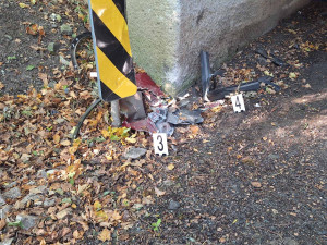 Senior na Blanensku vyjel ze silnice a naboural do mostu, nehodu nepřežil