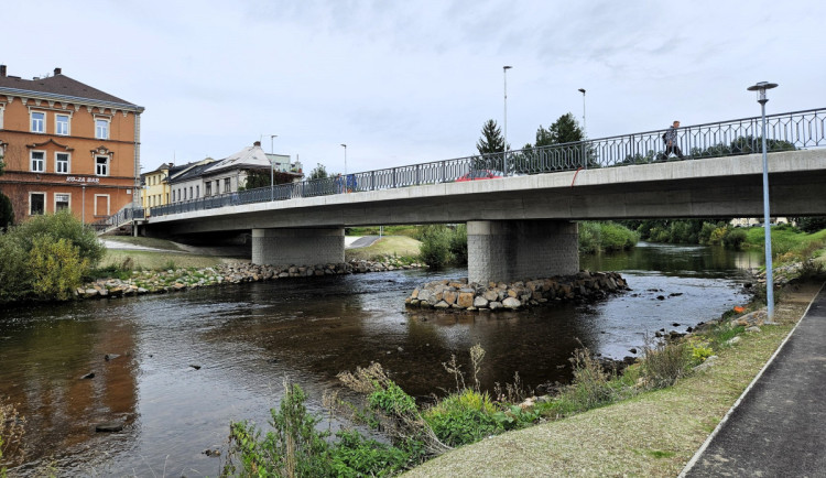 Most přes Jizeru v Semilech už slouží všem. Je bezpečnější pro chodce