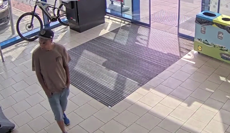 VIDEO: Zloděj ukradl kolo za 120 tisíc, odvezl si ho z prodejny potravin