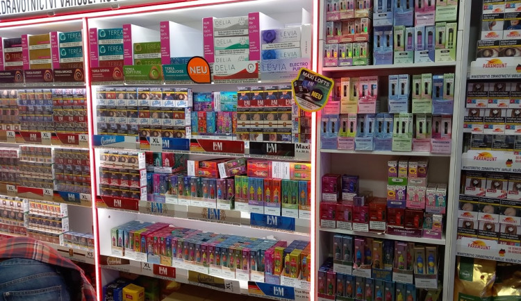 Tisíce neznačených cigaret našli celníci v jeden den na tržnici i při silniční kontrole