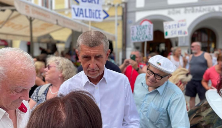 Policie obvinila muže, který francouzskou holí uhodil Babiše na mítinku