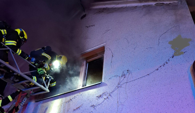 Noční požár domu v Července: uvnitř byla kvanta věcí, muž se nadýchal zplodin