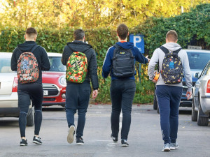 Další brněnské základky se vymezují proti spoře oděným žákům. Rodiče změny podporují