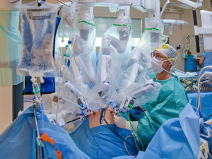 Nový robotický operatér v Brně odstraní i více zhoubných nádorů močového měchýře