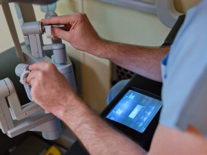 Nový robotický operatér v Brně odstraní i více zhoubných nádorů močového měchýře