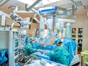 Nový robotický operatér v Brně odstraní i více zhoubných nádorů močového měchýře