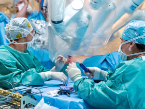 Nový robotický operatér v Brně odstraní i více zhoubných nádorů močového měchýře