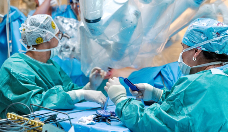 Nový robotický operatér v Brně odstraní i více zhoubných nádorů močového měchýře
