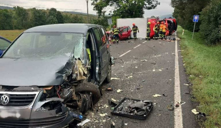 Na Hodonínsku se srazila čtyři auta. Tři lidé se zranili, zasahoval vrtulník